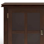 Buffet contemporain WYNDENHALL Stratford en bois massif, 152 cm de large, couleur brun roux - 43 cm de profondeur x 152 cm de largeur x 76 cm de hauteur