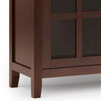 Buffet contemporain WYNDENHALL Stratford en bois massif, 152 cm de large, couleur brun roux - 43 cm de profondeur x 152 cm de largeur x 76 cm de hauteur