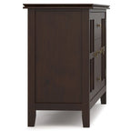Buffet contemporain WYNDENHALL Stratford en bois massif, 152 cm de large, couleur brun roux - 43 cm de profondeur x 152 cm de largeur x 76 cm de hauteur