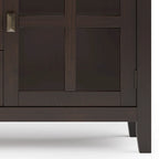 Buffet contemporain WYNDENHALL Stratford en bois massif, 152 cm de large, couleur brun roux - 43 cm de profondeur x 152 cm de largeur x 76 cm de hauteur