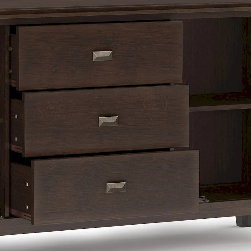 Buffet contemporain WYNDENHALL Stratford en bois massif, 152 cm de large, couleur brun roux - 43 cm de profondeur x 152 cm de largeur x 76 cm de hauteur