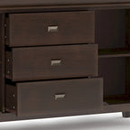 Buffet contemporain WYNDENHALL Stratford en bois massif, 152 cm de large, couleur brun roux - 43 cm de profondeur x 152 cm de largeur x 76 cm de hauteur