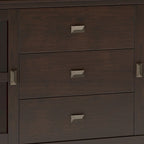 Buffet contemporain WYNDENHALL Stratford en bois massif, 152 cm de large, couleur brun roux - 43 cm de profondeur x 152 cm de largeur x 76 cm de hauteur