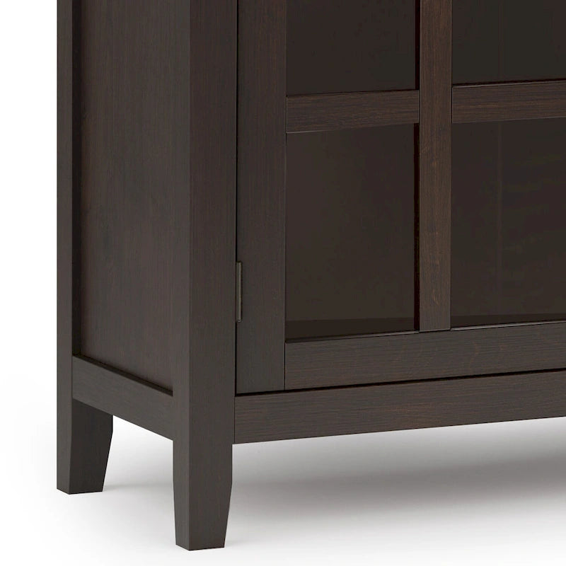 Buffet contemporain WYNDENHALL Stratford en bois massif, 152 cm de large, couleur brun roux - 43 cm de profondeur x 152 cm de largeur x 76 cm de hauteur