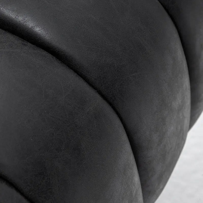 Fauteuil pivotant SEYNAR style milieu du siècle, en cuir PU capitonné, forme tonneau.