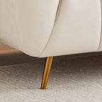 Canapé Clovis de style moderne du milieu du siècle, recouvert de cuir couleur crème.