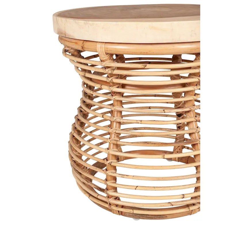 Table d'appoint en rotin avec plateau en bois massif par East at Main
