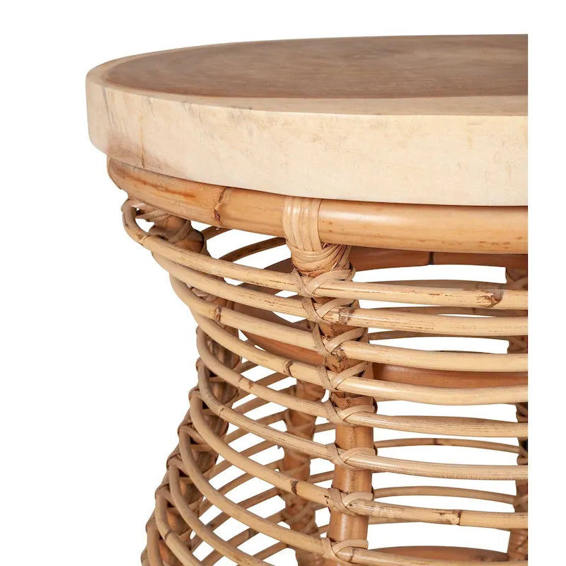 Table d'appoint en rotin avec plateau en bois massif par East at Main
