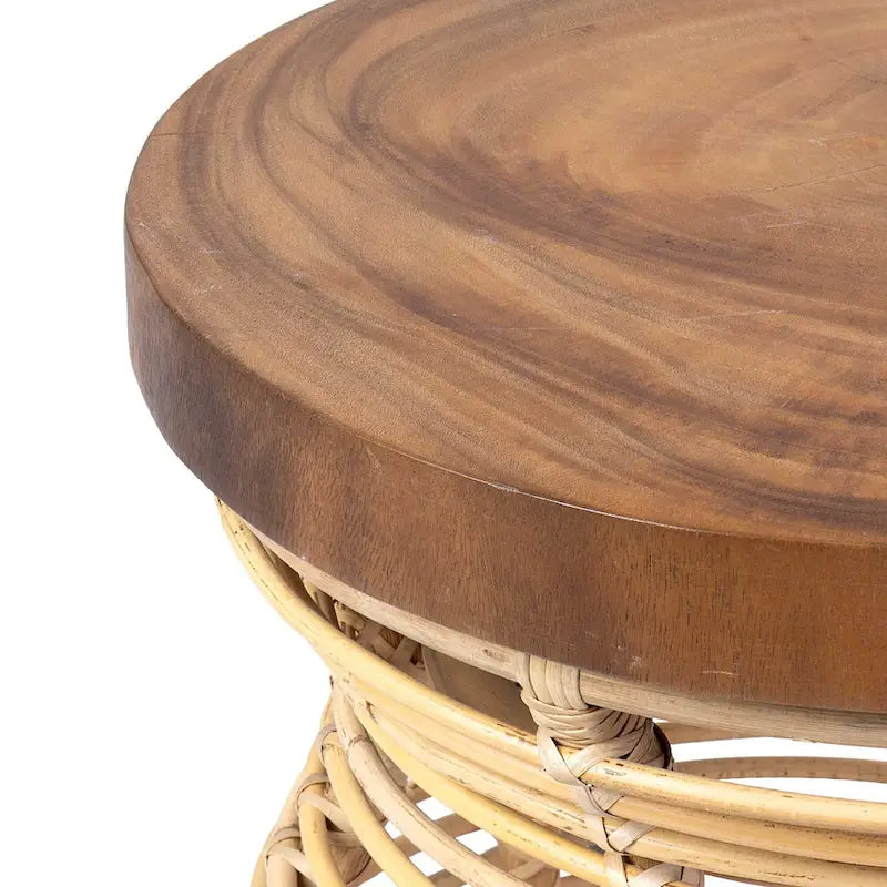 Table d'appoint en rotin avec plateau en bois massif par East at Main
