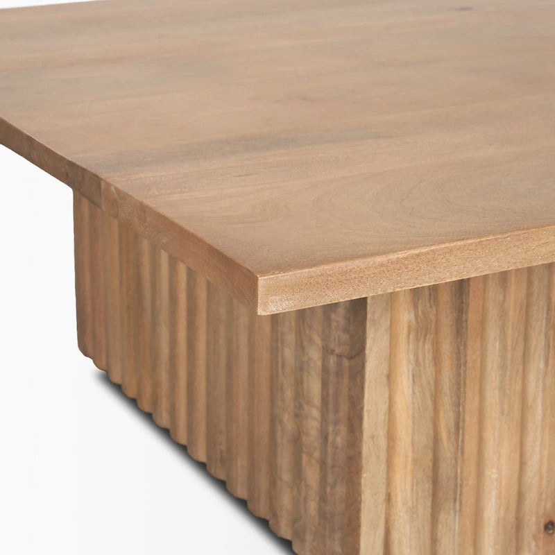 Table basse carrée June en bois brun clair avec cannelures