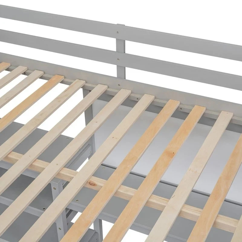 Lit mezzanine en bois pleine grandeur avec étagères, bureau et tableau blanc