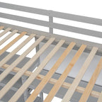 Lit mezzanine en bois pleine grandeur avec étagères, bureau et tableau blanc