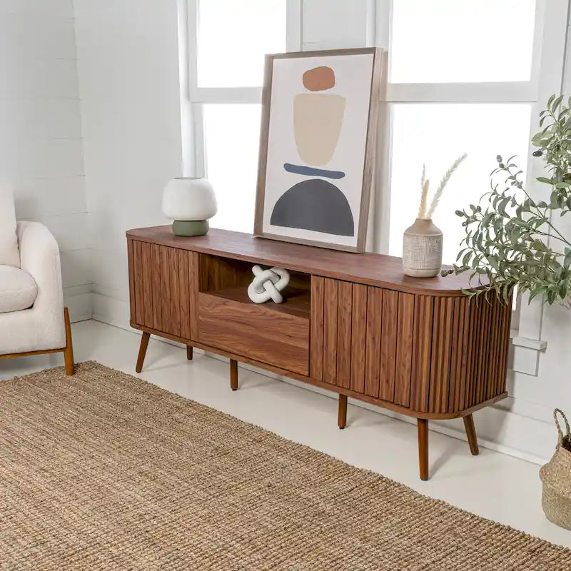 Meuble TV incurvé Finley 70 po de style ferme avec tiroir et portes de rangement, compatible avec les téléviseurs jusqu'à 75 po, avec gestion des câbles, par JONATHAN Y