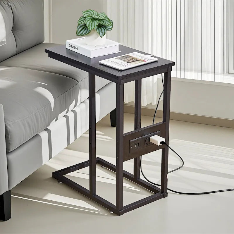 Table d'appoint en forme de C Javlergo, petite table de chevet avec ports USB et prises électriques pour les petits espaces