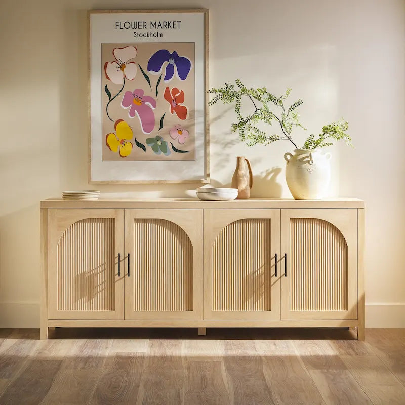 Buffet moderne Middlebrook de 70 pouces à cannelures et portes cintrées